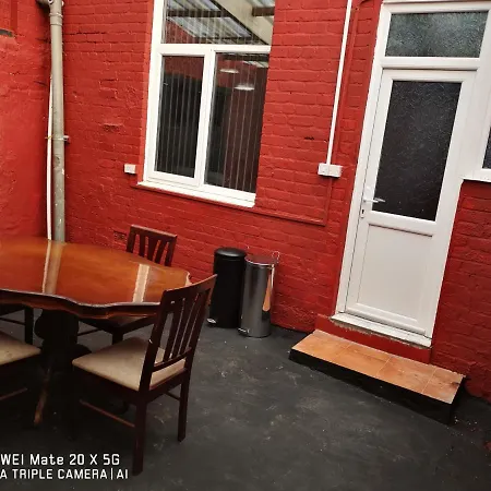 Cheadle House Holidays Manchester Extérieur photo